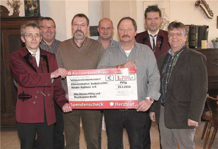 Symbolische Scheckübergabe: (V.l.) Uwe Fuhrmann, Hans-Josef Schäfer, Reinhard Feldkirchner, Thomas Sesterhenn, Ferdi Sesterhenn, Bruno Klinkner und Kurt Fuhrmann.  privat