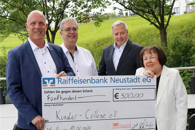 Symbolische Scheckübergabe am Rande des Wirtschaftsgipfels des Kinder-College e.V. 2026. Vlnr: Martin Buchholz (1.Vors. ISR), Thassilo Falkenau (2.Vors. ISR), Stefan Thamm (Projektleiter Werteorientiertes Management Kinder-College), Helga Thieroff (Vors. Kinder-College).