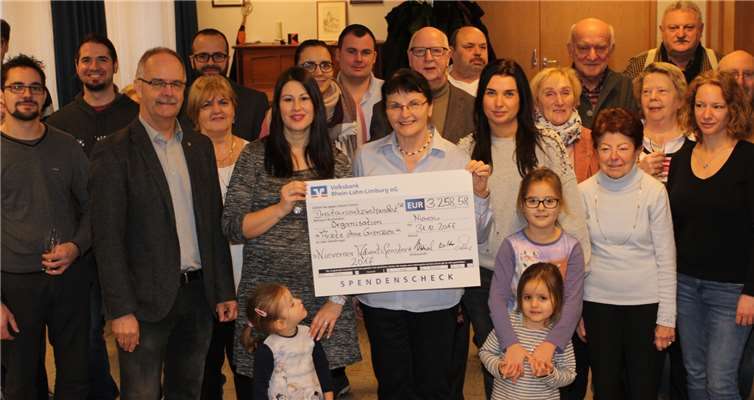Symbolische Scheckübergabe an Dr. Maria Scharfenberger (Mitte), die die Idee zur Unterstützung ihrer an den Brennherden der Welt tätigen Kolleginnen und Kollegen hatte. Jürgen Jachtenfuchs