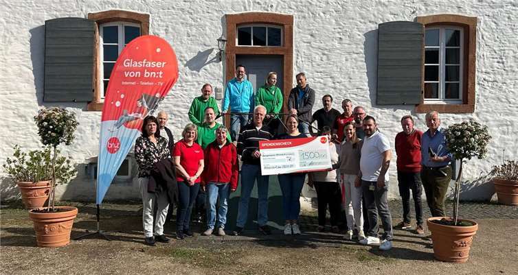 Symbolische Scheckübergabe an Vertreter der Spendenempfänger Altendorf/Ersdorf: Flohkiste, Junggesellen, „Söße Möhne“, „Karnevalsfründe“, Schützen, Sportverein SC Altendorf Ersdorf, Feuerwehr, KFD, Kolping, Turnverein, Katholischer Kindergarten, Karnevalszug, Gesangverein. Fotos: bn:t Blatzheim Networks Telecom GmbH