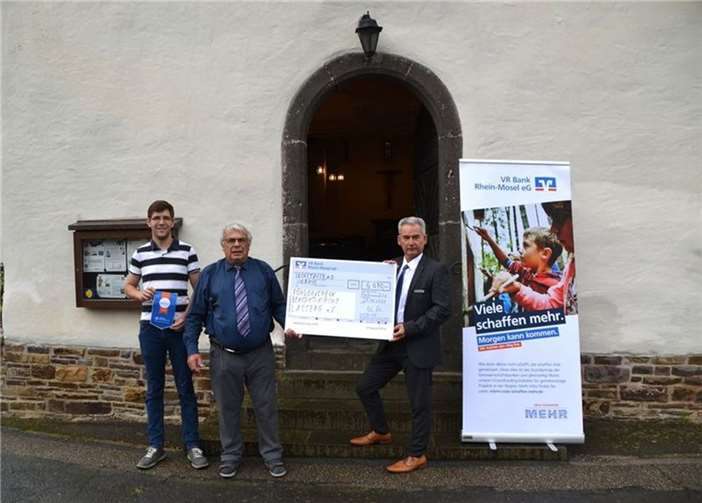 Symbolische Scheckübergabe an der Benedikt-Kirche in Lasserg mit (v.l.n.r.) Tim Schmidtke, Horst Müller, Rudolf Piesbach. Foto: privat