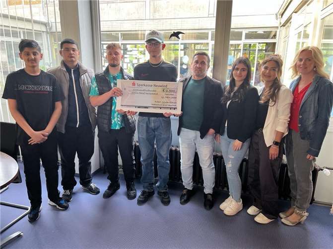 Symbolische Scheckübergabe an die Organisation "Islamic Relief Deutschland".  Foto: Robert-Krups-Schule Neuwied