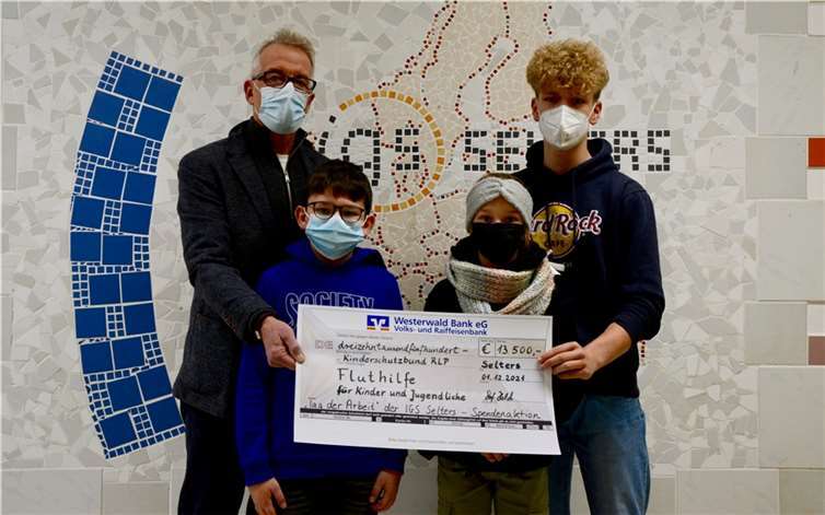 Symbolische Scheckübergabe der IGS-Schülerinnen und Schüler an Herrn Türk, 2. Vorsitzender des Kinderschutzbundes Landesverband RLP.Quelle: IGS Selters