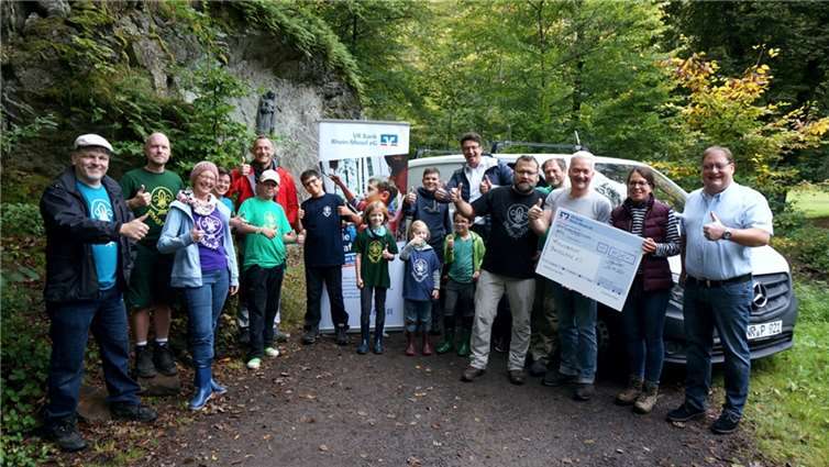 Symbolische Scheckübergabe der VR Bank Rhein-Mosel eG beim Freundesbund Brexbachtal e.V.Foto: privat