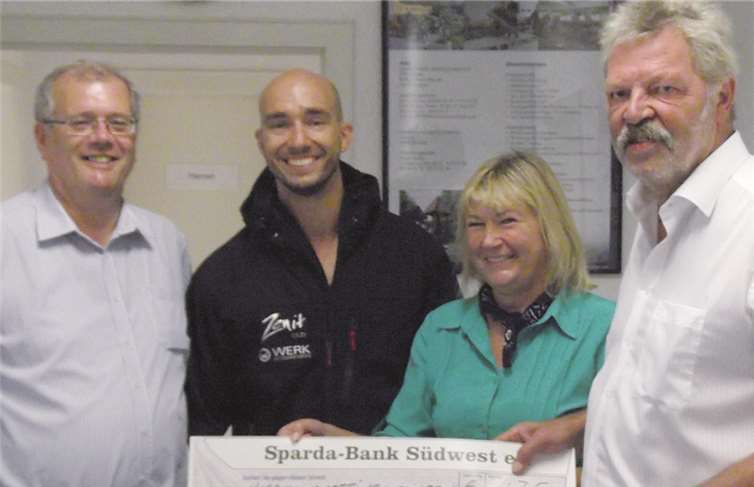 Symbolische Scheckübergabe (von links): Günther Neffgen (AWO-Kreisverband), Arne Kurth, Christiane Heinrich-Lotz und AWO-Geschäftsführer Heribert Heinrich.privat