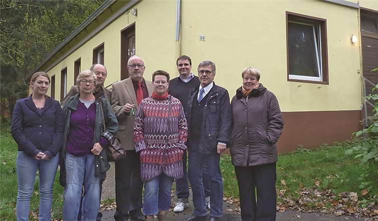 Symbolische Schlüsselübergabe: Bürgermeister Wolfgang Kroeger und die Vertreter von „Wir helfen“ vor dem Exmitiertenhaus. privat