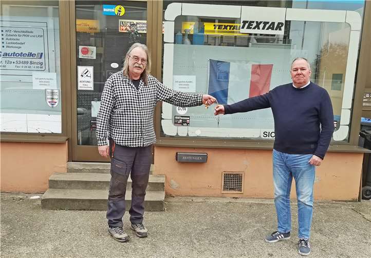 Symbolische Schlüsselübergabe: Manni Schleiden (links) und Andreas Deck. Foto: BL