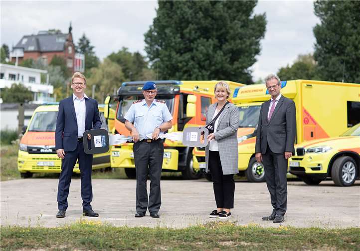 Symbolische Schlüsselübergabe an den Sanitätsdienst der Bundeswehr (v.l.n.r.): Thomas Emmert (BundeswehrFuhrparkService GmbH), Generalstabsarzt Dr. Stephan Schoeps (Kommandeur Gesundheitseinrichtungen), Bettina Knappke (Abteilungsleiterin Einkauf, Bundesamt für Ausrüstung, Informationstechnik und Nutzung der Bundeswehr) und Rainer Krug (Abteilungsleiter Land-Unterstützung, Bundesamt für Ausrüstung, Informationstechnik und Nutzung der Bundeswehr).Foto: Bundeswehr/Markus Dittrich