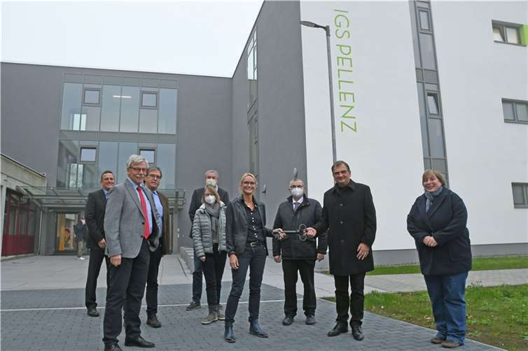 Symbolische Schlüsselübergabe an die Schulleitung. Foto: Kreisverwaltung/Morcinek
