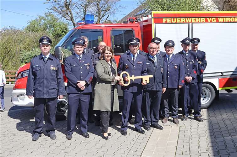 Symbolische Schlüsselübergabe durch Alexandra Marzi an den Wehrleiter der Feuerwehr Ötzingen, Martin Menges.