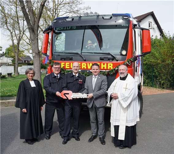 Symbolische Schlüsselübergabe für das neue Löschgruppenfahrzeug, von links: Pfarrerin Ingeborg Dahl, Wehrleiter Günter Wiegershaus, Löschgruppenleiter Manfred Schmitz, Bürgermeister Holger Jung und Pfarrer Franz-Josef Steffl. Foto: Feuerwehr Meckenheim