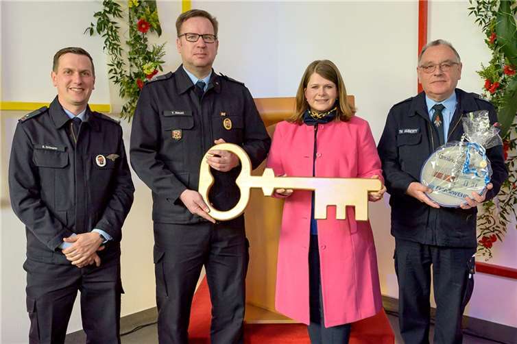 Symbolische Schlüsselübergabe für das neue Feuerwehrgerätehaus Leuterod. V.r. Wehrleiter der VG Thomas Huberty, Bürgermeisterin Alexandra Marzi, Wehrführer von Leuterod Thomas Neust, stellv. Wehrführer Stefan Ortmann.