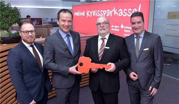Symbolische Schlüsselübergabe für die BeratungPlus-Filiale in Boos: KSK-Vorstandsmitglied Christoph Weitzel (2.v.l.), Vertriebsleiter Stefan Weber (l.) und Klaus Wermes als Leiter des BeratungsCenters Mayen St.-Veit Str. (r.) übergaben den symbolischen Filialschlüssel an den neuen Filialleiter in Boos, Edgar Zavelberg. privat