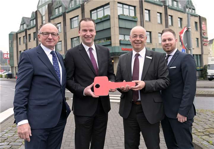 Symbolische Schlüsselübergabe in Andernach. Aus den Händen von KSK-Vorstand Christoph Weitzel (2. v. l. erhielt der neue Filialeiter Herbert Hürter (3. v. l.) den symbolischen Schlüssel zum Andernacher KSK-Standort am Johannesplatz. Andernachs Oberbürgermeister Achim Hütten (links) und KSK-Vertriebsleiter Stefan Weber (4. v. l.) gratulierten Herbert Hürter zu seiner neuen anspruchsvollen Aufgabe in Andernach und wünschten ihm einen guten Start. Foto: KSK Maen