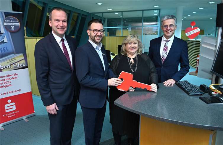 Symbolische Schlüsselübergabe in der Kundenhalle des KSK-BeratungsCenters in Polch. KSK-Vorstandsmitglied Christoph Weitzel (links) und KSK-Vorstandvorsitzender Karl-Josef Esch (rechts) sowie die bisherige Leiterin Claudia Blotzki (2.v.r.) übergeben den symbolischen Schlüssel an Martin Steinsiek als neuen Filialleiter und gratulieren ihm zur neuen Aufgabe. Foto: KSK Mayen/ Ralph Künzel