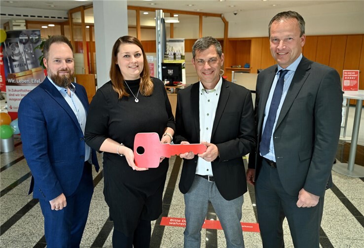 Symbolische Schlüsselübergabe in der Kundenhalle des KSK-BeratungsCenters in Mendig. KSK-Vorstandsmitglied Christoph Weitzel (rechts) und Vertriebsleiter Stefan Weber (links) sowie die bisherige Leiterin Katerina Heße (2.v.l.) übergeben den symbolischen Schlüssel an den neuen Filialleiter Ferdinand Duschner und gratulieren ihm zur neuen Aufgabe in Mendig.