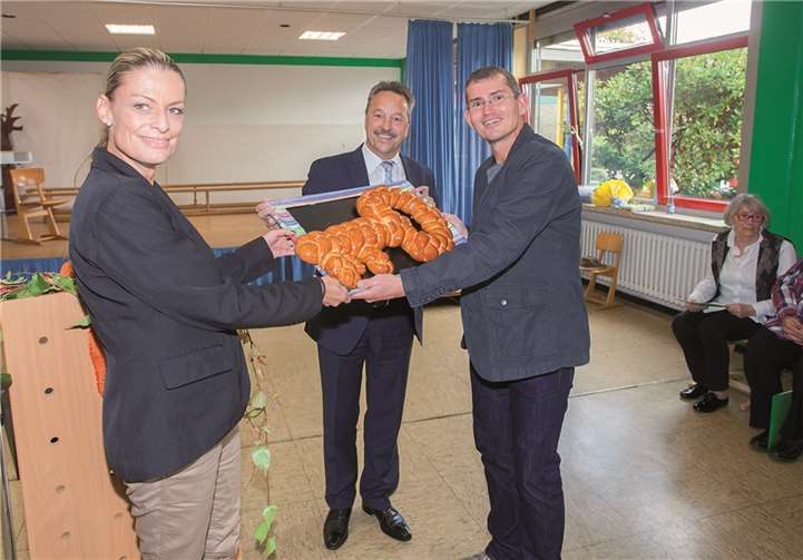 Symbolische Schlüsselübergabe (v.l.): Architektin Martina Weckmüller, Hans-Werner Breithausen und Joachim Fleischer. WT