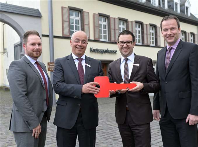 Symbolische Schlüsselübergabe vor dem BeratungsCenter in Münstermaifeld: KSK-Vorstandsmitglied Christoph Weitzel (rechts) und der bisherige Leiter Herbert Hürter (2.v.l.) und Vertriebsleiter Stefan Weber (links) übergeben den symbolischen Schlüssel an die neuen Filialleiter in Münstermaifeld Martin Steinsiek.Foto: Ralph Künzel