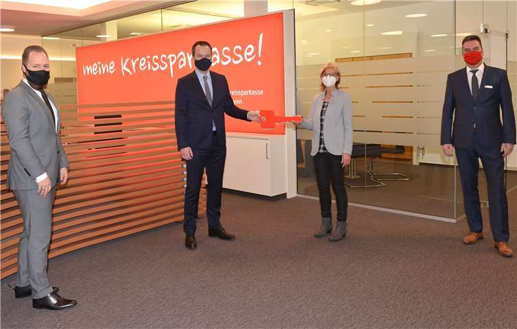 Symbolische Schlüsselübergabe zur BeratungPlus-Filiale in Rieden. KSK-Vorstandsmitglied Christoph Weitzel (2.v.l.) und Vertriebsleiter Stefan Weber (l.) sowie Klaus Wermes (r.) als Leiter des BeratungsCenters Mayen St.-Veit-Straße, übergeben den symbolischen Schlüssel an die neue Filialleiterin in Rieden, Irene Hermann (2.v.r.). Foto: KSK Mayen/Judith Sauerborn