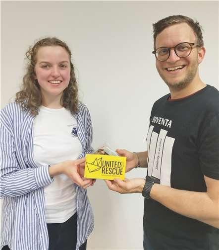 Symbolische Spendenübergabe: Keana Müller von der „Seebrücke“ kann Wilko Beinlich eine Spende von 720 Euro überreichen. Das Geld kommt direkt geflüchteten Menschen zugute.  Foto: VG Montabaur / Larissa Metz