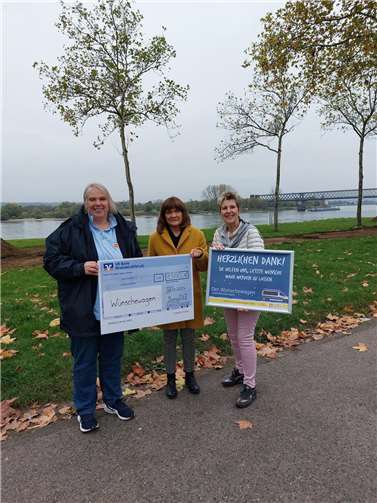 Symbolische Spendenübergabe an das Projekt "Wünschewagen".  Foto: Angelika Hecken, ASB