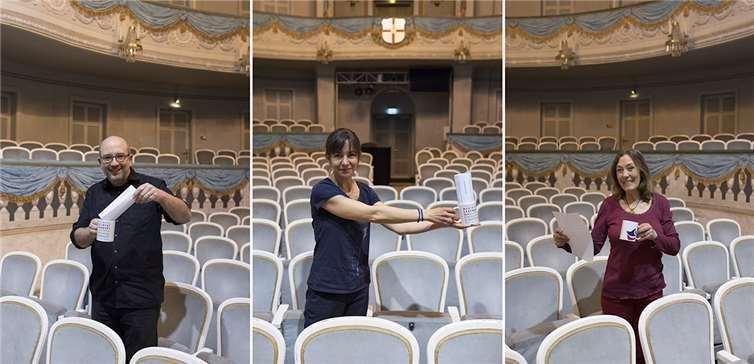 Symbolische Spendenübergabe durch Markus Dietze - Intendant des Theaters Koblenz, Jana Gwosdek - Ensemblevertreterin Schauspiel und Astrid Sacher - 1. Vorsitzende von LaProfTh: Freie Theater und das Stadttheater in Koblenz stehen zusammen, wenn auch bei der Spendenübergabe mit dem gebotenen physischen Abstand.Quelle: Theater Koblenz