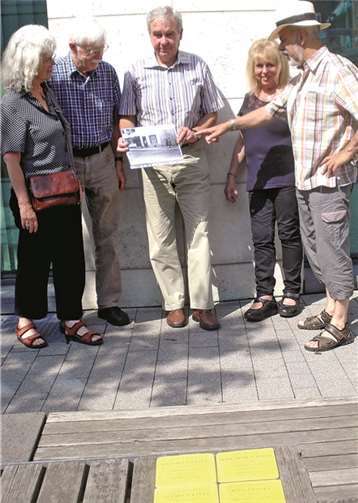 Symbolische Stolpersteine hatte Peter Mohr (Mitte) für den Rundgang vorbereitet, mit ihm gingen durch Rheinbach Waltraud Dettling, Kurt Dziubek, Ingrid Schormann und Gert-Uwe Geerts. WM
