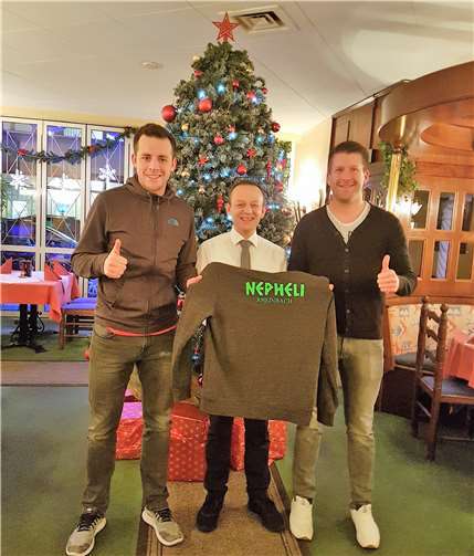 Symbolische Übergabe: Sportlicher Leiter Sascha Wenn, Restaurantleiter Christo und der Trainer der Ersten Bastian Küpper (v.l.).privat