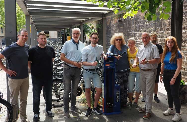 Symbolische Übergabe der Fahrrad-Service-Säule am Koblenzer Hauptbahnhof: v.li.. Radverkehrsbeauftragter Tobias Weiß-Bollin, Mitarbeiter des kommunalen Servicebetriebes Tekin Fatih, Baudezernent Bert Flöck, Vorsitzender Bewegtes Koblenz e.V. Dennis Feldmann, Beate Busch von Ökostadt e.V. und weitere Mitglieder der Vereine.  Foto: Stadt Koblenz / Ralph Emmerich