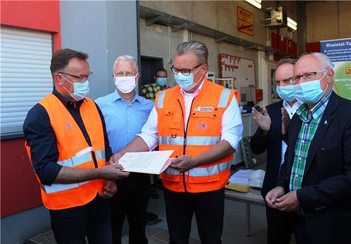 Symbolische Übergabe der Resolution an die Vertreter der Deutschen Bahn.