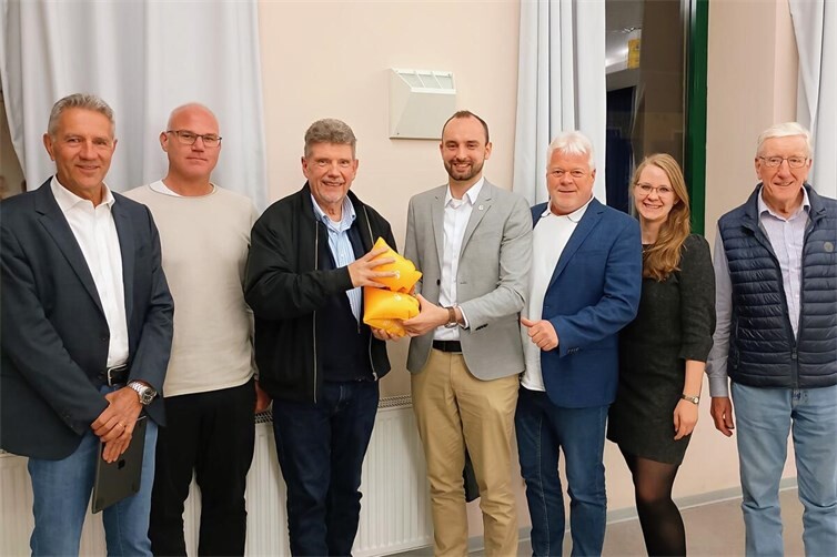 Symbolische Übergabe der Schwimmflügel von der Stadt- auf die VG-Ebene in Kreisen von SPD-Gremienmitgliedern