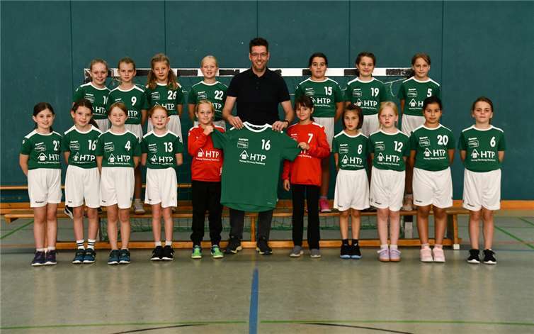Symbolische Übergabe der Trikots mit Prokurist Thomas Stallknecht. Foto: privat
