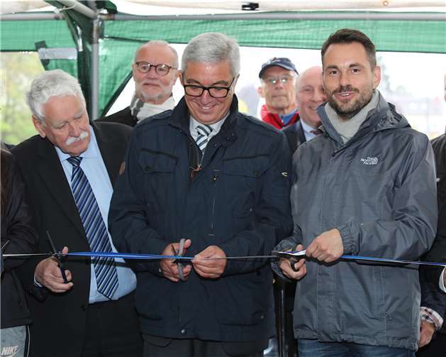 Symbolischer Akt: v.li. Walter Desch,Roger Lewentz und David Langner schnitten dasBand durch. Fotos: Roland Schäfges - www.myfoto24.eu