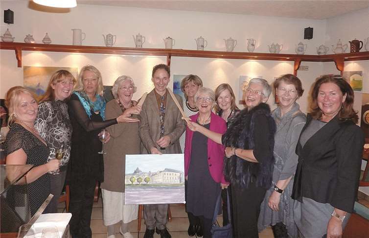 Symbolischer Ritterschlag für Herbert Budweg, der mit seinem Germania-Team die schwedischen Künstlerinnen während ihres Workshops betreute.TE