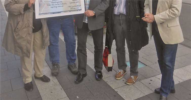 Symbolischer Scheck (von links): Dorothee Bruchof (Café Asyl), Rüdiger Hof (Vorsitzender der VdK-AG), Rudolf Düber (Caritasdirektor), Eva Plehn (Café Asyl), Werner Hammes (Vorsitzender des Caritasverbandes).privat