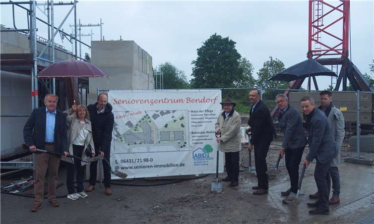 Symbolischer Spatenstich für die Wohn- und Pflegeeinrichtung mit (v.l.) den Beigeordneten Bernhard Wiemer und Gaby Zils, Architekt Stephan Hötterges (ABID), Bürgermeister Kessler, Geschäftsführer Jan Zimmerschied (ONESTA) Geschäftsführer Georg Weimer (ABID), Alexander Weimer (ABID) und Geschäftsführer Dirk Koopmann (ONESTA). Foto: privat