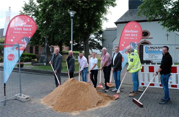 Glasfaserausbau in Swisttal-Ludendorf gestartet Symbolischer Spatenstich in Ludendorf.Foto: Pressestelle Swisttal