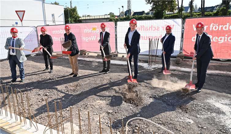 Symbolischer Spatenstich in der Andernacher Friedrichstraße. Von links: Landrat Dr. Alexander Saftig, Architekt Egon Schäfer, Bürgermeister Claus Peitz, KSK-Vorstandsvorsitzender Karl-Josef Esch, Marc Ruland und Robert Ollig als Mitglieder des Bauausschusses sowie KSK-Vorstandsmitglied Christoph Weitzel. Fotos: KSK Mayen