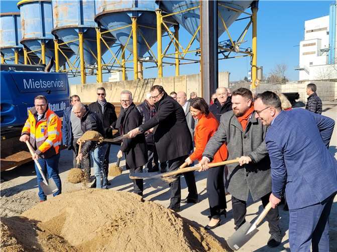 Symbolischer Spatenstich (v.l.n.r.): Lars Ebbing, Firma Maas, Lutz Weikert, grbv Ingenieure, Prof. Dr. Martin Kaschny, Vizepräsident SGD Nord, Michael Püschel, Leiter Abteilung Verkehr und Straßenbau im Ministerium, Staatsministerin Daniela Schmitt, Bürgermeister Christoph Mohr, Michael Stiren, Geschäftsführer der Rheinhafen Bendorf GmbH.  Fotos: Stadt Bendorf