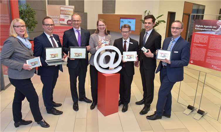 Symbolischer Startschuss für den „Digitalen Führerschein“ der Kreissparkasse Mayen: v.l.: Inga Pott - Personalmanagement, Jochen Siewert - Leitung „Medialer Vertrieb“, Christoph Bubmann - digitransform.de, Julia Bell – Personalmanagement, Karl-Heinz Nigbur – Leitung Personalmanagement, Thomas Grieß -digitransform.de und Udo Lohner - Leitung Vorstandssekretariat.KSK Mayen