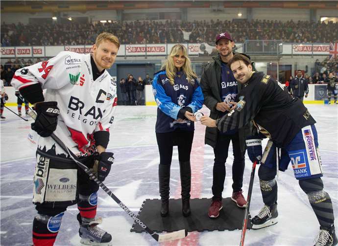 Symbolisches Bully vor vollen Rängen: Playgirl Christina Braun und Zehnkampf-Ass Kai Kazmirek mit den Kapitänen Philipp Brinkmann (Herford, links) und Stephan Fröhlich (Neuwied). Foto: PhotoVision Eckhard Schwabe