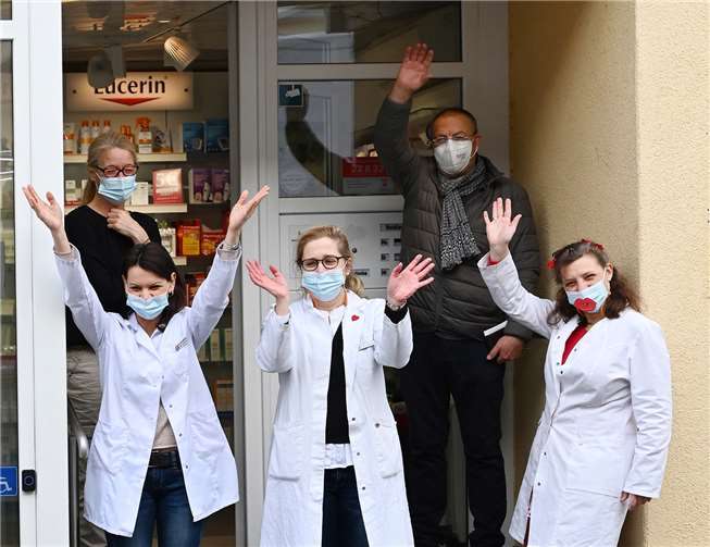 Sympathisch: Die Mitarbeiter dieser Apotheke trieb es bei den „Senzech Alaaf“-Rufen auf die Straße.