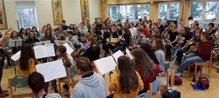 Symphonic Orchester des Goethe Gymnaiums Bad Ems: Die Goethe-Musiker proben auf der Orchesterfahrt in Bad Marienberg nicht nur anspruchsvolle Stücke und schwierige Passagen, sondern üben auch Gemeinschaft und Professionalität und musizieren hier in einer Klangvielfalt von rund 70 Musikerinnen und Musikern. Foto: privat