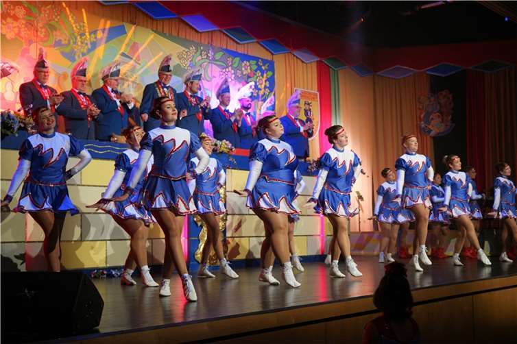 Synchron, präzise und akrobatisch fegten die Mädels mit einem Hahn im Korb über die Bühne.