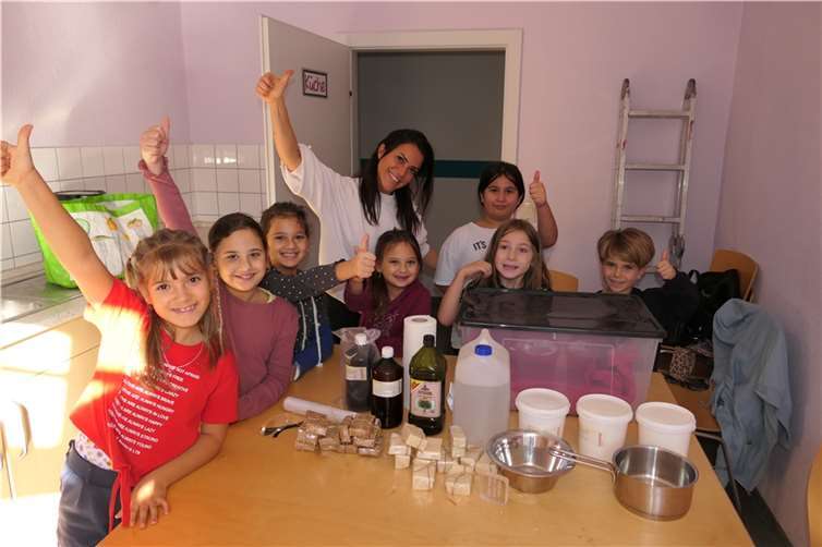 Syrische Flüchtlingskinder haben die Idee mitgebracht, die berühmte „Aleppo-Seife“ aus ihrer Heimat auch in Remagen selbst zu „kochen“.