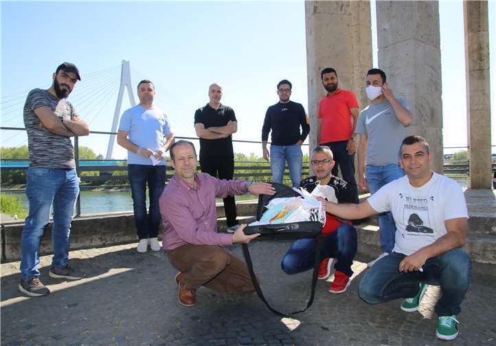 Syrische Männer nähen Mundschutzmasken. Foto: Privat