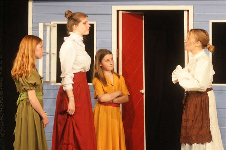 Szene aus Cinderella.  Foto: Kleine Theater-AG