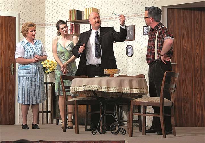 Szene aus „Der Trauschein“ 2014 mit Marion Mülhöfer, Astrid Letsch, Thomas Anheier und Ingo Rutschmann. Lothar Spurzem