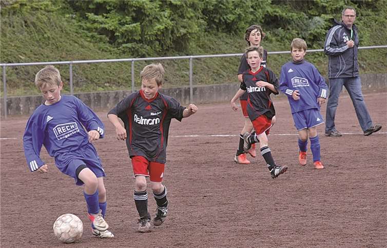 Szene aus dem E-Jugendspiel JSG Adenau (schwarze Trikots) gegen JSG Langenfeld. Die JSG Adenau gewann mit 2:1.