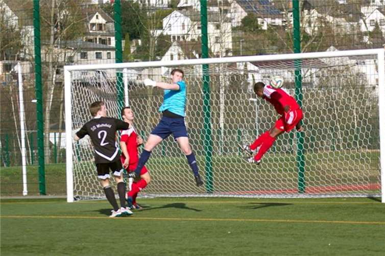 Szene aus dem Spiel gegen die SG Weitefeld: Vernatiua Emeka verfehlt nur knapp. AWFoto